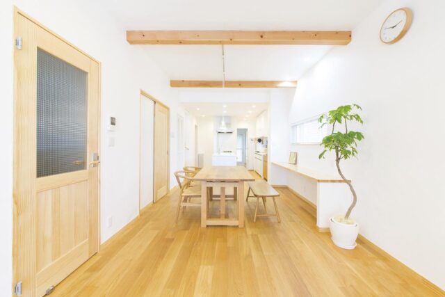 ・
温かみのある木の質感を感じられるナチュラルテイスト

しっくいの白さと相まってLDKを明るい空間にします

アイランドキッチンなら家族でのお料理が楽しくなるね

他の実例はプロフィールからホームページでご覧頂けます
➪@rcovehome_by_yasuekomuten 

設計士と話せる『無料相談会』毎日開催してます！

#rcovehome #安江工務店 #話しましょたくさん #bedford #lampo #castellodipace #storia #一級建築士事務所 #設計士とつくる家 #デザイナーズ住宅 #新築 #注文住宅 #愛知 #名古屋 #一宮 #岡崎 #自然素材 #無添加厚塗りしっくい #無垢材 #セルロースファイバー #シンプルナチュラル #シンプルモダン #ldk #アイランドキッチン #ペニンシュラキッチン