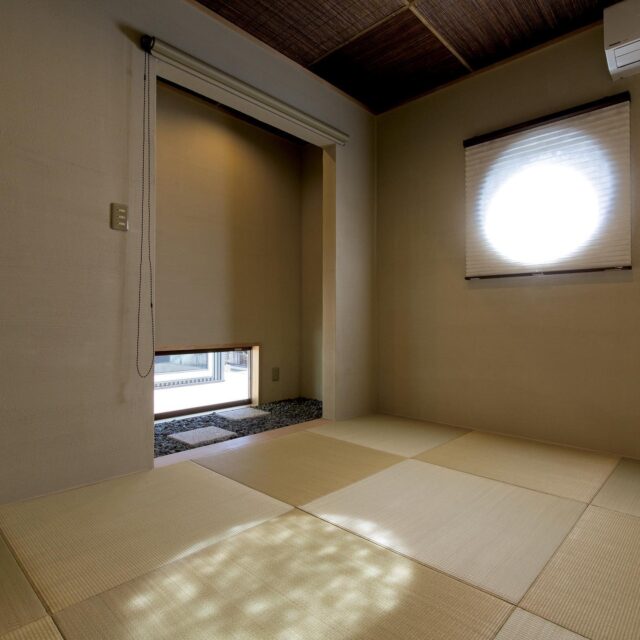 ・
飛び石の通路を抜けると茶室のような和室が現れます

丸窓から優しい光が畳の上に綺麗な丸い影を落とします

日本ならではの和室が家にあると不思議と落ち着きますね

他の実例はプロフィールからホームページでご覧頂けます
➪@rcovehome_by_yasuekomuten 

設計士と話せる『無料相談会』毎日開催してます！

#rcovehome #安江工務店 #話しましょたくさん #bedford #lampo #castellodipace #storia #一級建築士事務所 #設計士とつくる家 #デザイナーズ住宅 #新築 #注文住宅 #愛知 #名古屋 #一宮 #岡崎 #自然素材 #無添加厚塗りしっくい #無垢材 #セルロースファイバー #和モダン #和室 #茶室 #飛び石 #丸窓 #サークル窓 #丸窓のある家
